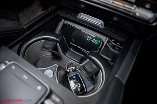 Mercedes-Benz GLS 2022: оригинальное беспроводное зарядное устройство