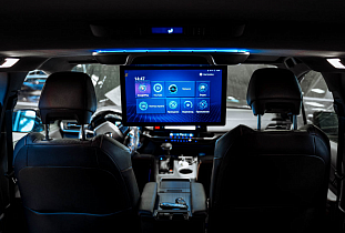 Toyota Sienna: потолочный монитор с ОС Андроид