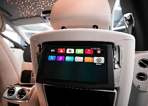 Rolls-Royce Ghost: подключение Apple TV к штатным мониторам для пассажиров заднего ряда