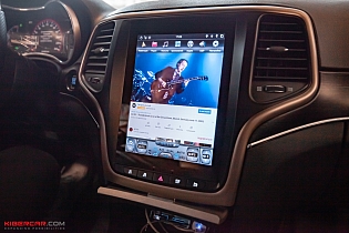 Jeep Grand Cherokee 2014: замена штатного монитора на Android-магнитолу в стиле TESLA